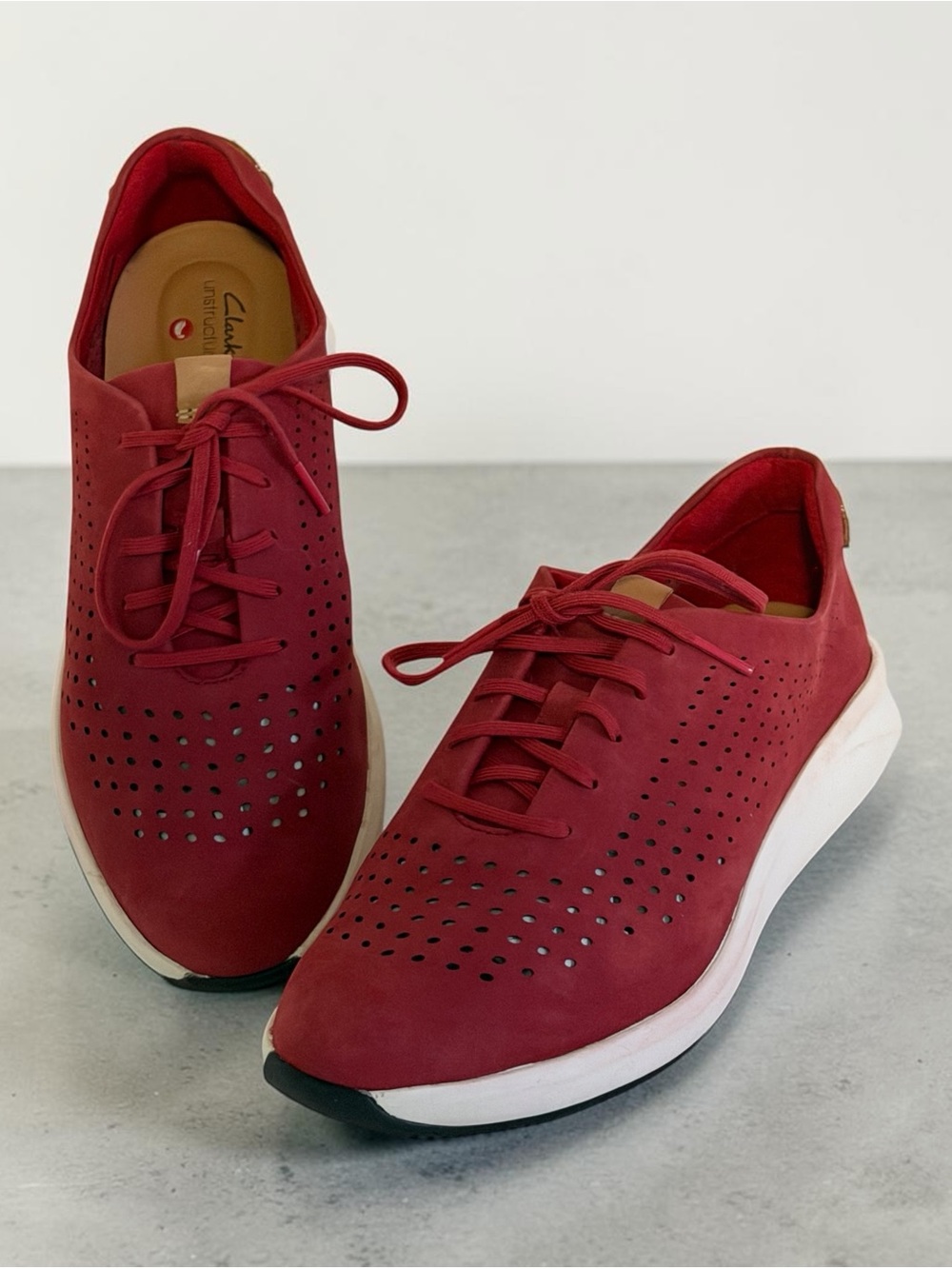Clarks Unstructured Un Rio Tie Red Perforated Nubuck Sneakers Size 8.5M
